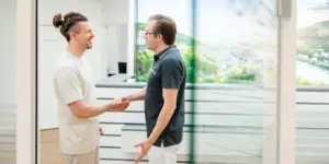 Dr. Piel im Gespräch mit Patient