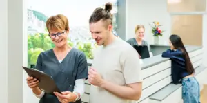 Praxisteam im Gespräch mit Patienten