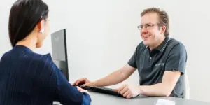 Dr. David Piel im Gespräch mit Patienten