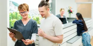 Praxisteam im Gespräch mit Patienten