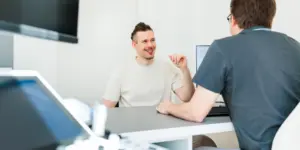 Beratungsgespräche zwischen Dr. David Piel und Patient