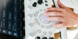 Dr. David Piel bedient Ultraschallgerät