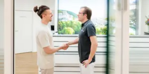 Dr. David Piel verabschiedet Patient an der Rezeption